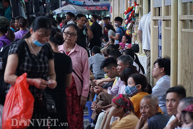 anh: ben xe tap nap, sinh vien om chan bong ve que nghi le 30.4 hinh anh 3