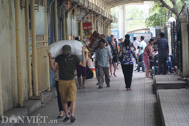 anh: ben xe tap nap, sinh vien om chan bong ve que nghi le 30.4 hinh anh 4