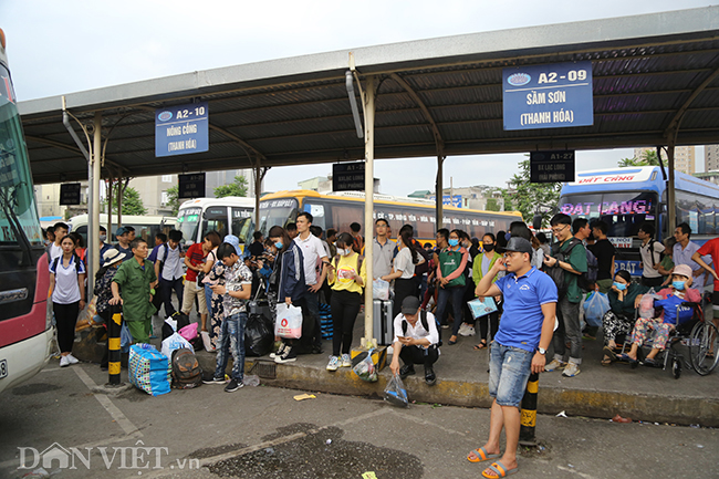 anh: ben xe tap nap, sinh vien om chan bong ve que nghi le 30.4 hinh anh 8