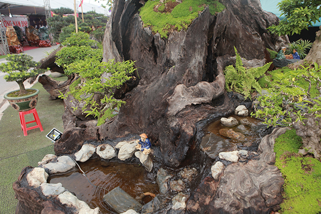 cho mai chieu thuy no hoa trang tinh tren khuc go den si, chu nhan ra gia tien ty hinh anh 13