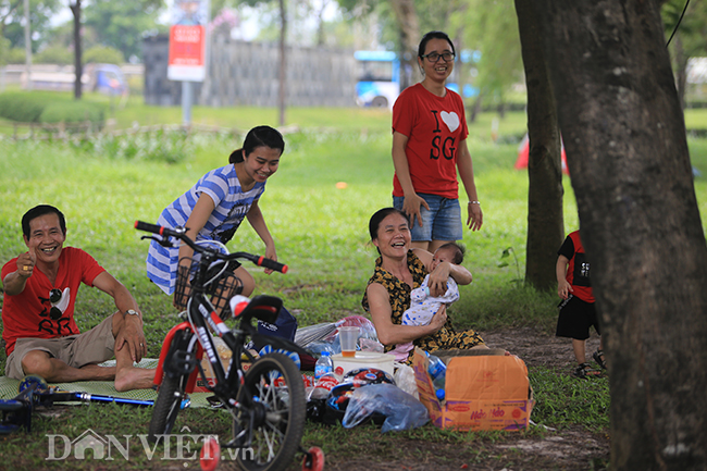 anh: nguoi ha noi do xo di cong vien, sieu thi ngay cuoi dot nghi le hinh anh 6