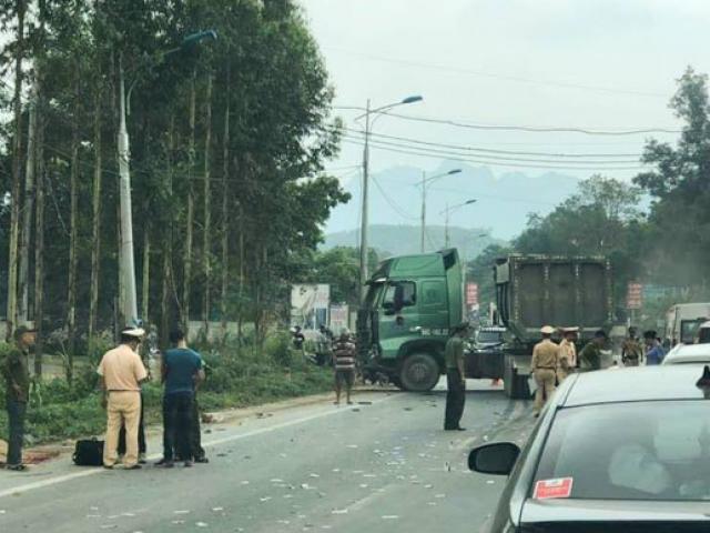 Xe đầu kéo va chạm kinh hoàng với xe khách, 5 người thương vong