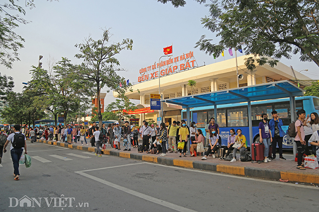 hinh anh nguoi dan be ga, rau que tro ve ha noi sau ky nghi le hinh anh 1