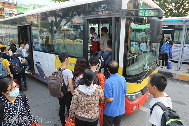 hinh anh nguoi dan be ga, rau que tro ve ha noi sau ky nghi le hinh anh 10