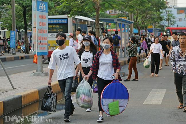 hinh anh nguoi dan be ga, rau que tro ve ha noi sau ky nghi le hinh anh 12