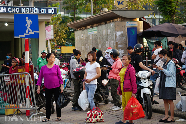 hinh anh nguoi dan be ga, rau que tro ve ha noi sau ky nghi le hinh anh 4