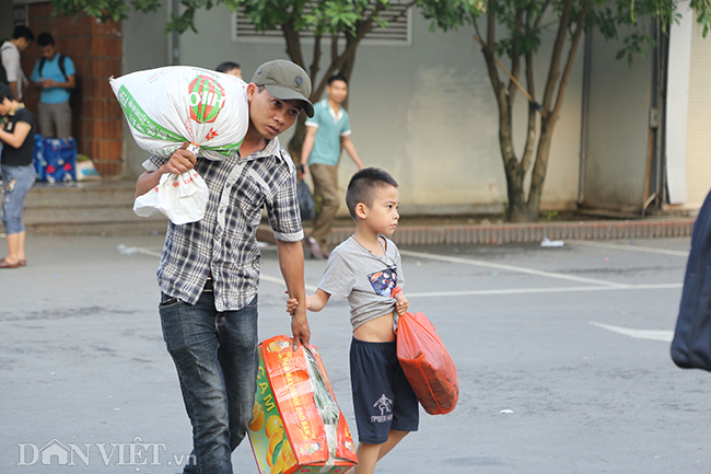 hinh anh nguoi dan be ga, rau que tro ve ha noi sau ky nghi le hinh anh 6