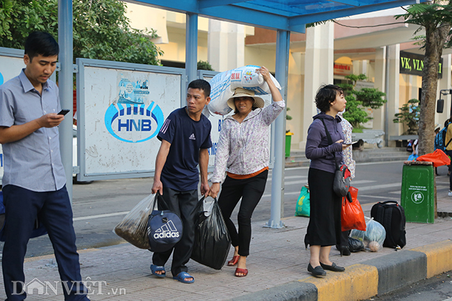 hinh anh nguoi dan be ga, rau que tro ve ha noi sau ky nghi le hinh anh 8