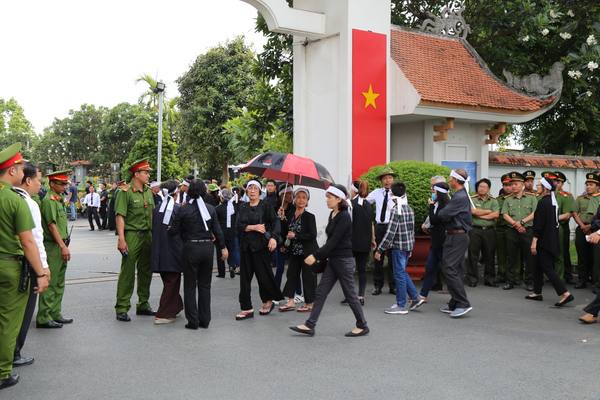 dai tuong le duc anh da an nghi ben canh nhung dong doi than thiet hinh anh 31