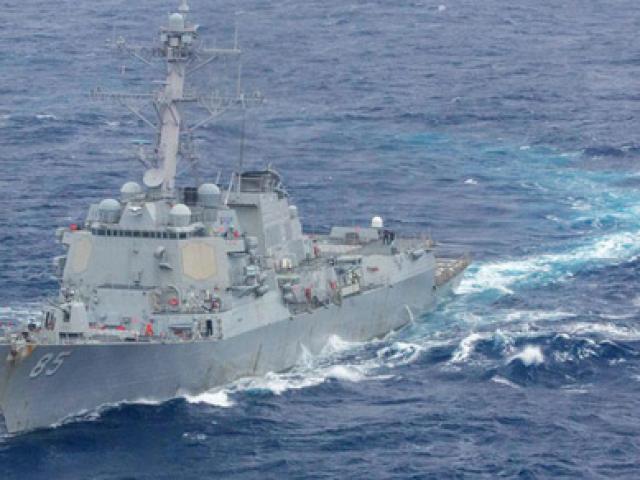 Tàu chiến Mỹ áp sát đảo nhân tạo phi pháp của Trung Quốc trên biển Đông