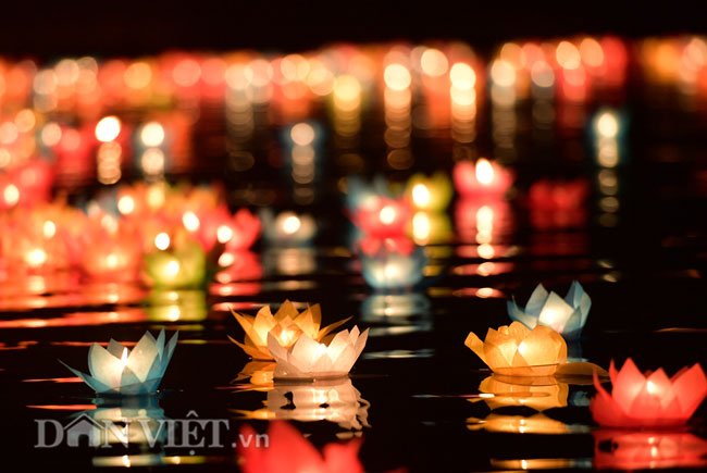4 vạn ngọn hoa đăng thắp sáng cầu nguyện hòa bình ở chùa Tam Chúc