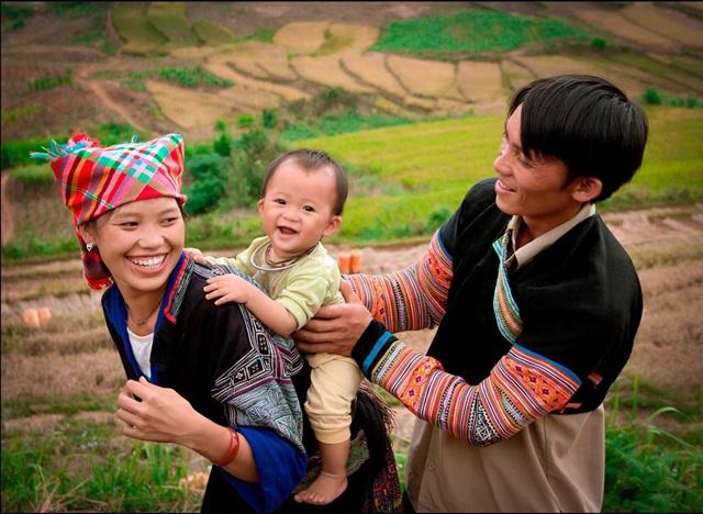 Trải nghiệm thêu hoa văn, ném pao của dân tộc Mông giữa lòng Hà Nội