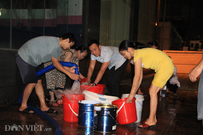 anh: hang tram cu dan o ha noi khon don vi mat nuoc dot nang nong hinh anh 2