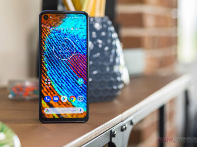 Ra mắt Motorola One Vision, bản sao của Galaxy S10