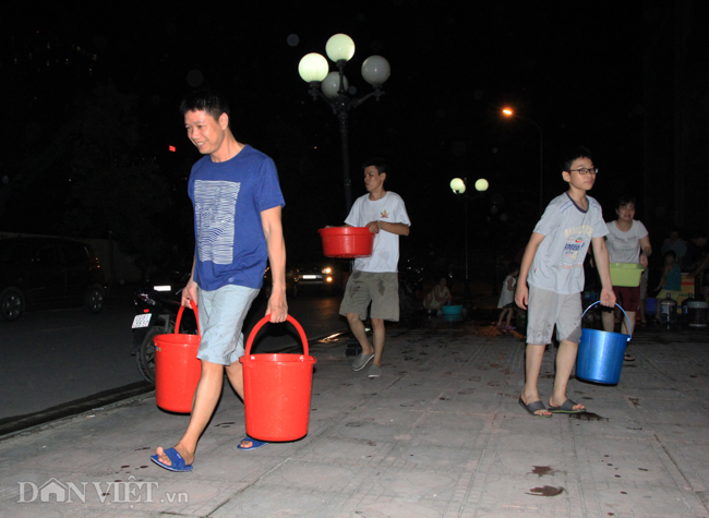 anh: hang tram cu dan o ha noi khon don vi mat nuoc dot nang nong hinh anh 3