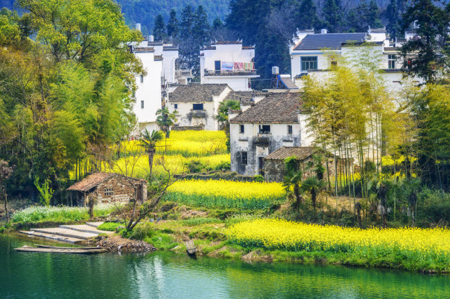 Bạn muốn khám phá phong cảnh tuyệt đẹp của Trung Quốc? Hãy để chúng tôi dẫn bạn đến những thị trấn siêu đẹp, những ruộng bậc thang tuyệt đẹp và những căn nhà truyền thống đầy lãng mạn. Hình ảnh phong cảnh đẹp vẽ sẽ mang đến cho bạn một trải nghiệm khám phá tuyệt vời.