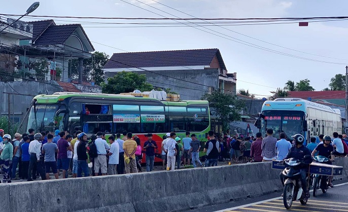 Bị cuốn vào gầm ôtô khách, xe máy 'nát bét', 1 phụ nữ chết tại chỗ