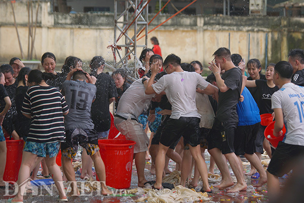 Trận chiến diễn ra ác liệt nhất trong khu vực giữa sân trường, còn ở ngoài rìa, các nữ sinh chỉ quan sát sau khi đã thấm mệt vì đùa nghịch.