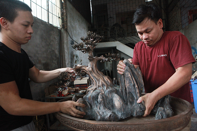 doc dao tung bonsai nang 70kg duc bang dong do duy nhat o viet nam hinh anh 1