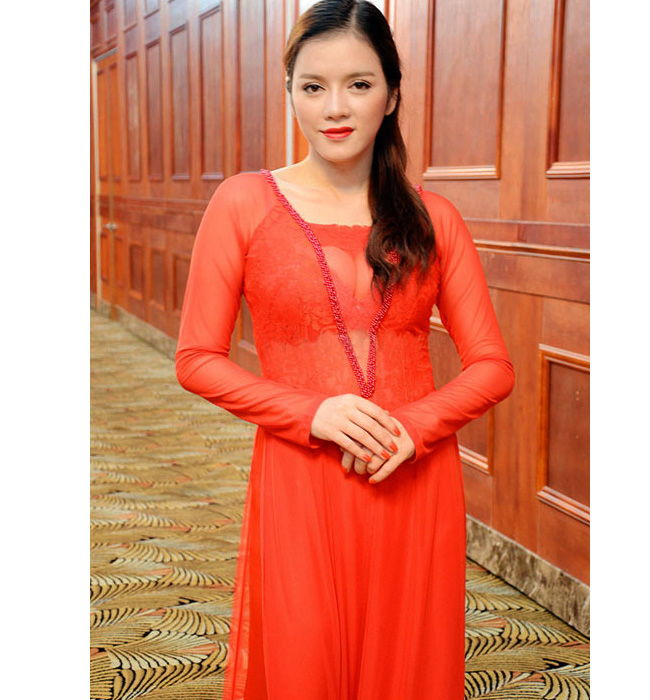 mac ao dai khoe noi y: tang thanh ha, tran tieu vy gay tranh cai nhat? hinh anh 8