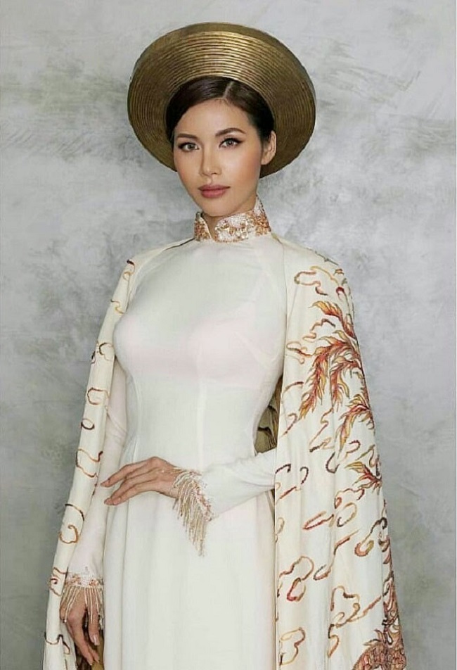 mac ao dai khoe noi y: tang thanh ha, tran tieu vy gay tranh cai nhat? hinh anh 9