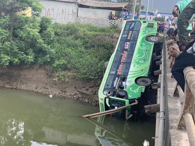 Xe khách lao xuống sông ở Thanh Hóa, 1 người chết, nhiều người bị thương