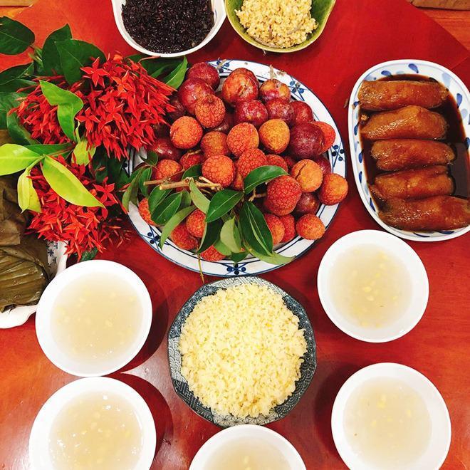 Tết Đoan Ngọ là ngày lễ truyền thống của người Việt Nam với nhiều hoạt động đặc sắc nhưng không thể thiếu là thực phẩm truyền thống. Hãy cùng chiêm ngưỡng hình ảnh đẹp về ẩm thực Tết Đoan Ngọ để cảm nhận rõ hơn về đặc sản quê hương nha!