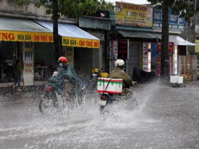 TPHCM: Mưa lớn, đường ngập, hàng loạt xe chết máy