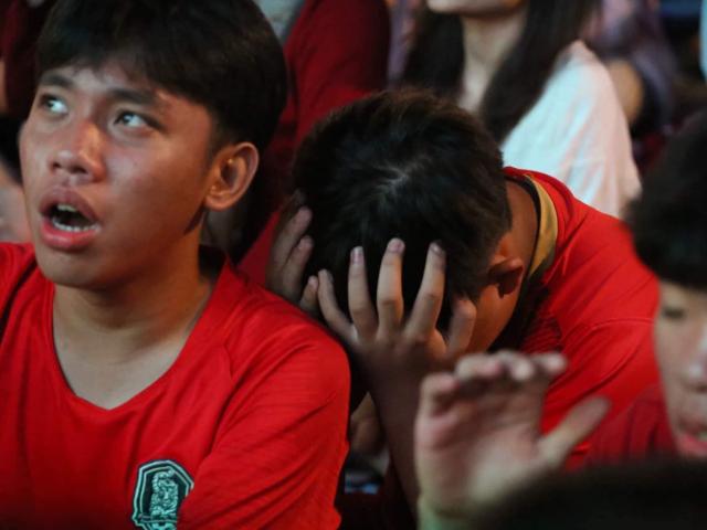 Việt Nam thua tiếc nuối sau loạt penalty định mệnh, triệu cổ động viên thất thần
