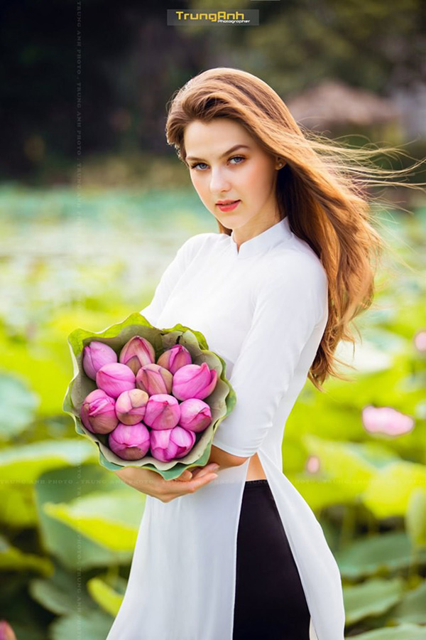 Người mẫu Ukraine mặc yếm bên sen: Kỷ lục kiếm hơn 400 triệu/buổi ...