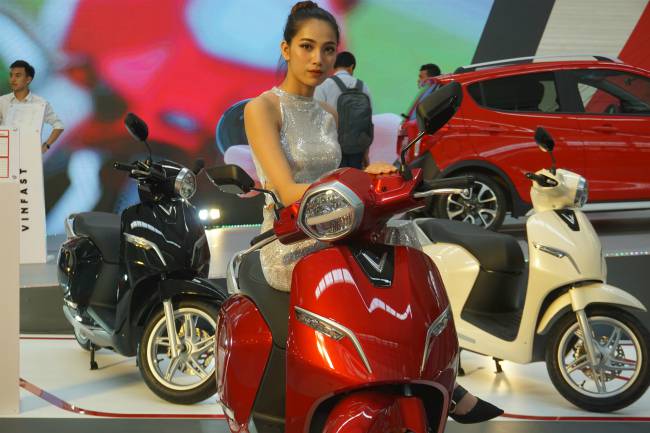 xe ga viet vinfast klara khoe sac lung linh tai vietnam autoexpo 2019 hinh anh 1