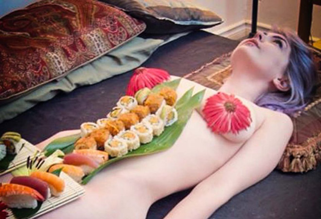 Nghề mẫu sushi: Nghề chà đạp tôn nghiêm và nhân phẩm của phụ nữ?