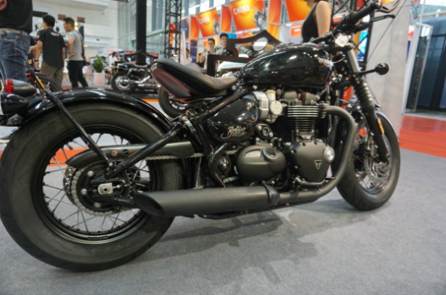 ngam bonneville bobber black hop voi tay lai nho con co nhieu tien hinh anh 1