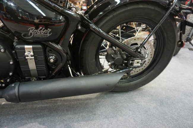 ngam bonneville bobber black hop voi tay lai nho con co nhieu tien hinh anh 9