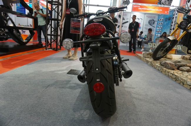 ngam bonneville bobber black hop voi tay lai nho con co nhieu tien hinh anh 12