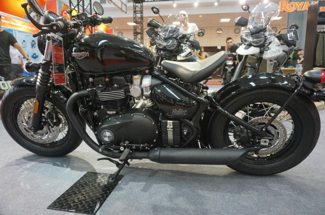 ngam bonneville bobber black hop voi tay lai nho con co nhieu tien hinh anh 2