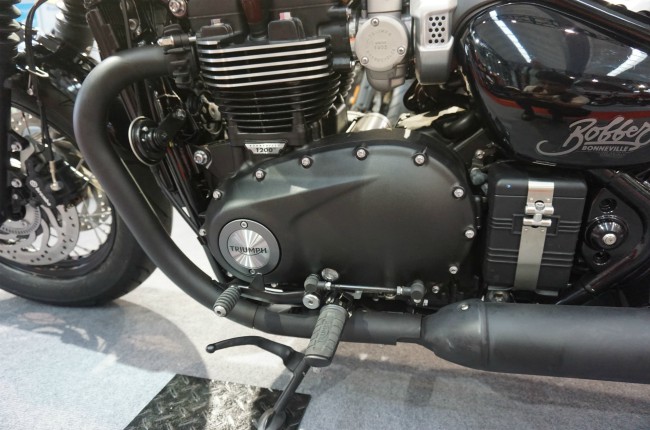 ngam bonneville bobber black hop voi tay lai nho con co nhieu tien hinh anh 8