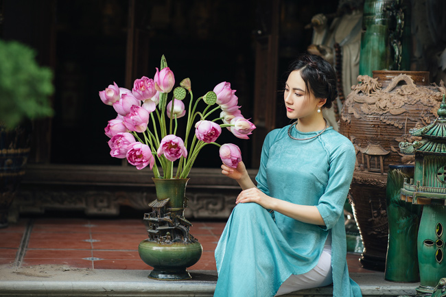 dien ao dai chup anh cung sen, thieu nu ha thanh dep nhu mot buc tranh hinh anh 1