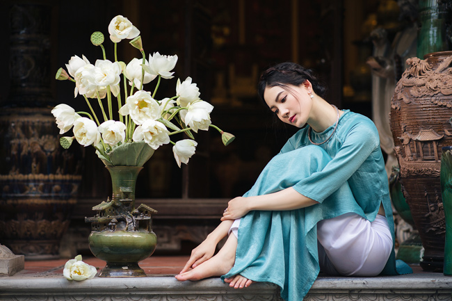 dien ao dai chup anh cung sen, thieu nu ha thanh dep nhu mot buc tranh hinh anh 7