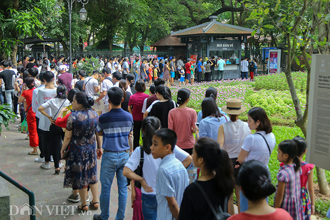 ky thi thpt quoc gia 2019: si tu chen nhau thap huong ỏ van mieu hinh anh 2