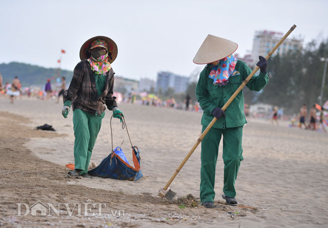 ảnh: bien sam son dong nghit nguòi lách nhau ngay náng nóng hinh anh 11