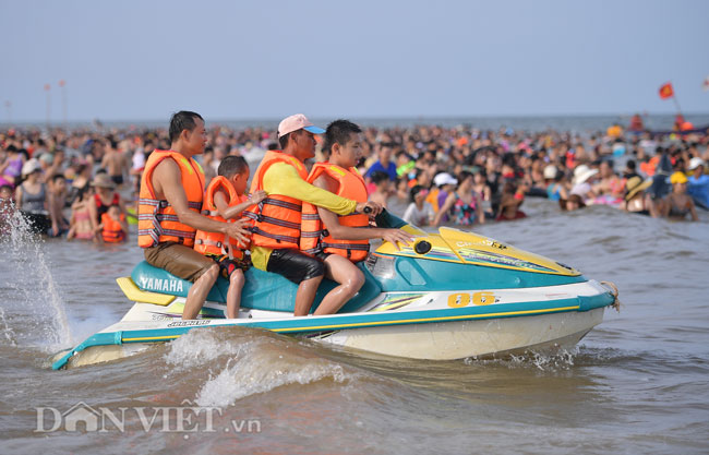 ảnh: bien sam son dong nghit nguòi lách nhau ngay náng nóng hinh anh 3