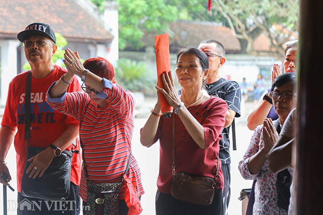 ky thi thpt quoc gia 2019: si tu chen nhau thap huong ỏ van mieu hinh anh 8