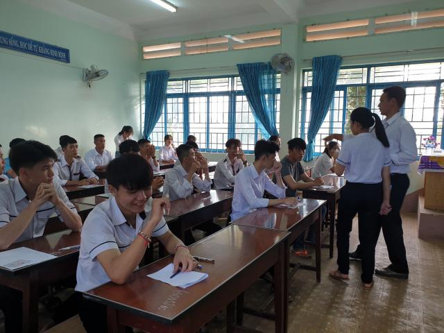 Đắk Lắk: Nữ thí sinh bị đình chỉ vì mang điện thoại vào phòng thi