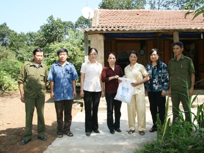 Bà Nguyễn Thị Lý (giữa) trong lần cùng Chi hội phụ nữ Báo CAND thăm, tặng quà cựu Thanh niên xung phong tại Quảng Bình (năm 2009)            Ảnh: Duy Hiển