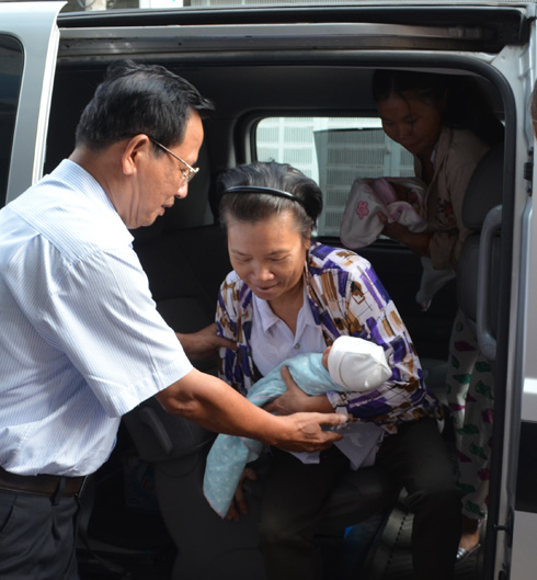 Sau hành trình hơn 3 tiếng đồng hồ, các bé về đến nhà trong niềm vui đón của gia đình người thân. Kỷ niệm ngày quan trọng trong đời này, 4 cháu bé được Công ty Physiolac tài trợ một năm uống sữa miễn phí.