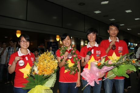 Bốn thí sinh đoạt huy chương tại kỳ thi Olympic Sinh học năm 2012 tại Singapore. Ảnh: Trường Phong