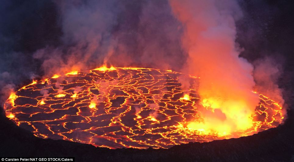 Phun trào - Hình ảnh phun trào của núi lửa là một điều kì diệu đáng để xem. Với đống tro, tàn tích và một hình ảnh đầy uy lực, bạn sẽ được đưa đến một thế giới đầy mê hoặc.