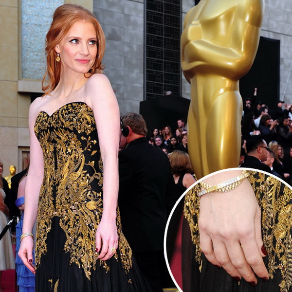 Jessica Chastain sử dụng màu sơn Essie Berry Hard - màu ruby đỏ thẫm rất hợp với chiếc váy thêu tay hãng Alexander McQueen.