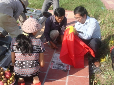 Thầy giáo Nguyễn Sỹ Hồ (áo trắng) trong một chuyến đi tìm mộ 
